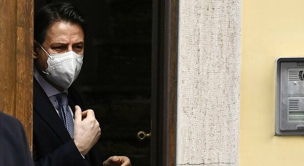 Giuseppe Conte, blitz a casa dell ex premier: la Finanza acquisisce i contratti di consulenza