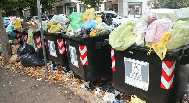 Roma, netturbini Ama in sciopero: e i rifiuti restano in strada