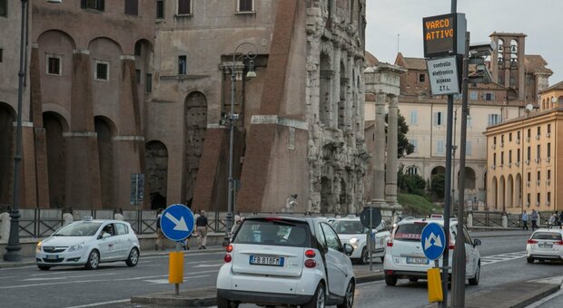 Roma, torna la Ztl. I residenti: «Rimborsateci per i mesi di apertura dei varchi»