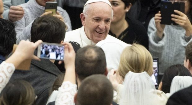 Gaffe del Papa che paragona femminismo e machismo, insorge il web