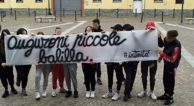«Auguroni piccole balilla», striscione fascista dopo un battesimo a Milano: è polemica