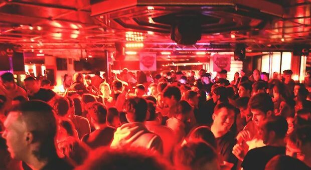 Coronavirus, 11 in quarantena in Versilia dopo la serata in discoteca: attesa tamponi