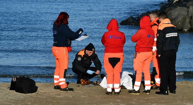 Fiumicino, trovato il cadavere di un uomo in spiaggia: è un 75enne, ha ancora le scarpe ai piedi