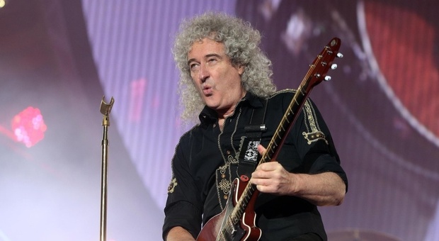 Brian May, il chitarrista dei Queen malato di Covid si scaglia contro i no-vax: «Guardate la realtà»