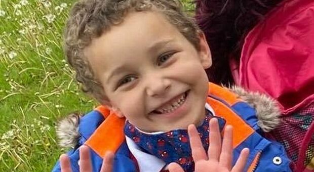 Bimbo di 5 anni picchiato a morte e gettato nel fiume in Galles: arrestato il patrigno, denunciata la madre