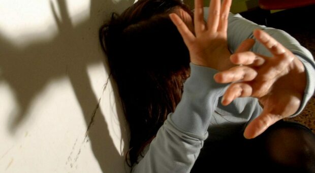 Drogata e stuprata a 18 anni, i sequestratori chiedono di tornare liberi per la Festa della donna