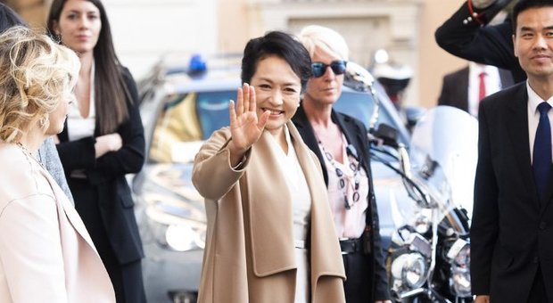 Xi a Roma, venti valigie per tre giorni: tacchi in tinta e look perfetto per la First lady Peng