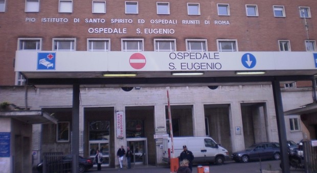 Roma, si traveste da infermiere e palpeggia una donna in sala travaglio: somalo arrestato