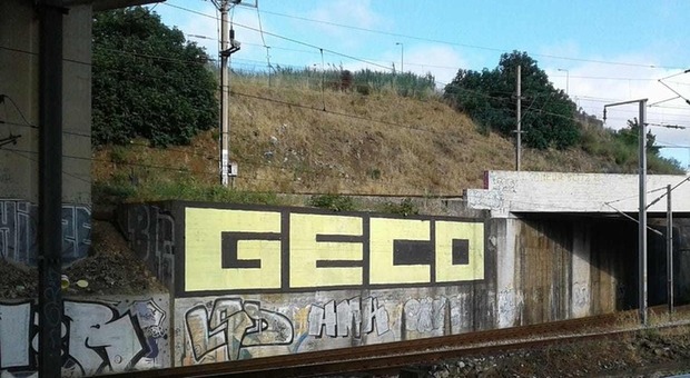 A giudizio il writer Geco, l'accusa: «Ha danneggiato monumenti con 36 graffiti». Il Comune si costituisce parte civile