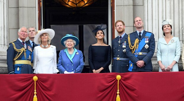 Meghan e Harry, Buckingham Palace replica alle accuse di razzismo: «Rattristati, saranno sempre molto amati»