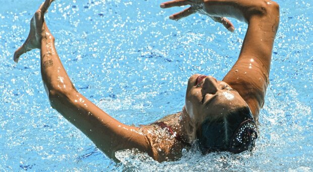 Anita Alvarez, la nuotatrice sviene durante la gara dei Mondiali e finisce sul fondo della piscina: salvata dall'allenatrice