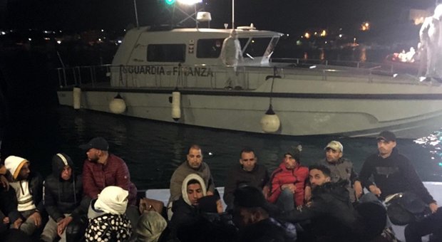 Coronavirus, stop allo sbarco dei migranti: per l'emergenza il Governo «chiude i porti»