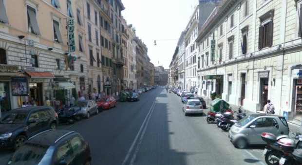 Roma, violenta rapina a via Cavour: aggredisce anziana, la donna ha un malore