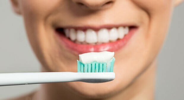 Tumori, chi non si lava i denti ha maggiori probabilità di prendere il cancro alla bocca o allo stomaco