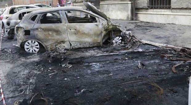 Roma, auto in fiamme a piazza della Consolazione: caccia alla banda di piromani