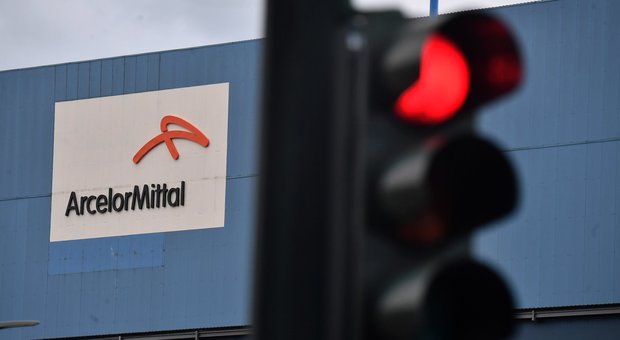Ilva, Mittal mette 3.500 lavoratori in cigs dopo lo stop ad Afo2. Oggi incontro al Mise