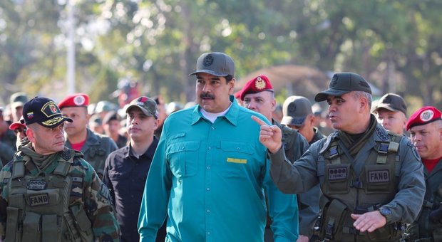 Maduro con il ministro della Difesa, Vladimir Padrino (a destra) durante una esercitazione militare a Carabobo, Venezuela