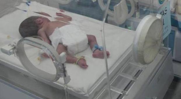 Cina, vende la figlioletta neonata per 3mila euro per comprarsi l'iPhone e una moto nuova