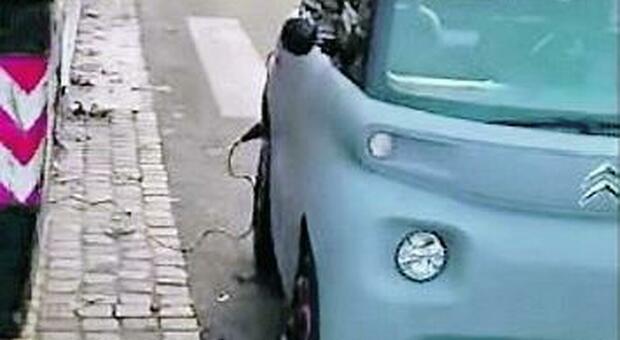 Roma, ricarica l'auto elettrica direttamente dal negozio (con il cavo che passa sul marciapiede): il video è virale