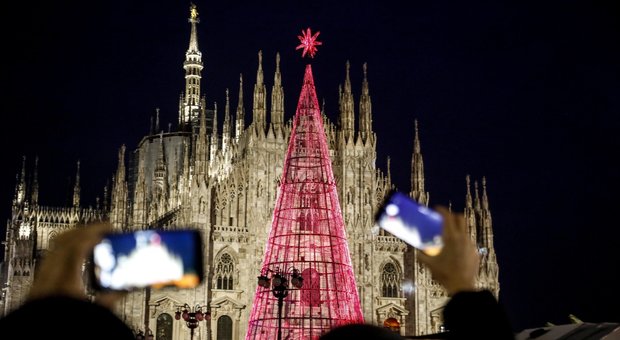 Albero Di Natale Milano.Milano La Spettacolare Accensione Dell Albero Di Natale In Piazza Duomo