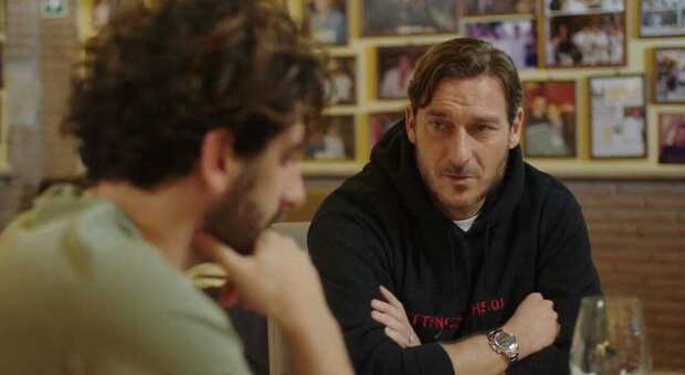 Pietro Castellitto e Francesco Totti in uno dei trailer della serie "Speravo de morì prima"