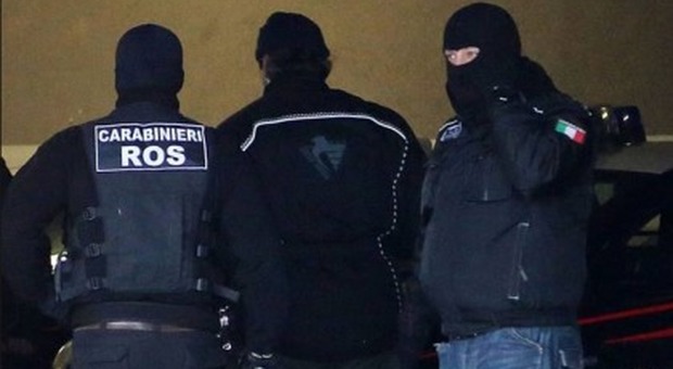 Mercenari reclutati fra gli skinhead a Genova per combattere in Ucraina: sei arresti