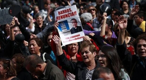 Cile in fiamme alla vigilia della visita del Papa: bombe carta nelle chiese, occupata la nunziatura