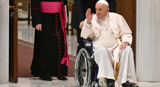 Papa Francesco in carrozzina per i problemi al ginocchio. Aveva detto: «Non posso camminare»