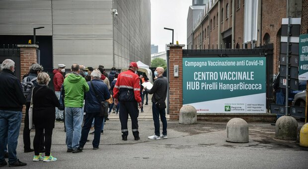 Vaccini, Lombardia apre ai 16-29enni. Bertolaso: «Prenotazioni al via il 2 giugno»