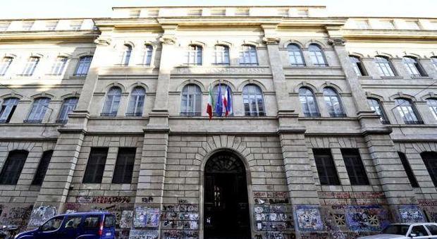 Roma, chiusa l'inchiesta per molestie su due studentesse: rischio processo per il prof del Tasso