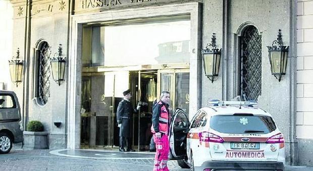 Giallo a Roma, turista trovato morto all'Hassler: era in pigiama e aveva una busta di plastica in testa