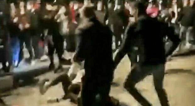 Roma, down picchiato da una banda di 15enni: trappola organizzata da una ragazza. I video in chat. «Ora c’avete tutti contro»