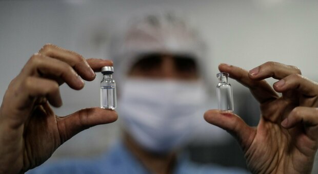 Vaccino Oxford contro Covid richiede studi ulteriori: lo ammette società Astrazeneca