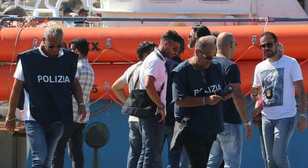 Migranti, scoperta banda di trafficanti di uomini: 14 arresti. Ecco come operava