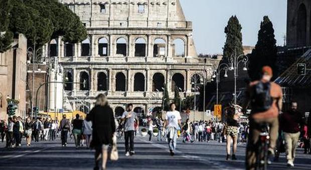 Roma, Fori pedonali addio, troppi disagi: tornano a circolare bus e taxi