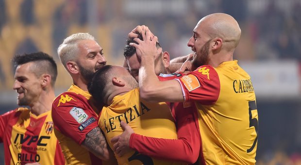 Benevento, Viola segna da centrocampo, tripletta e 5-0 al Trapani