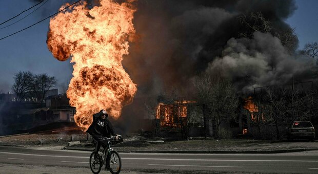 Incendi misteriori e missili su depositi di petrolio, tutte le volte che l'Ucraina è accusata di aver colpito la Russia