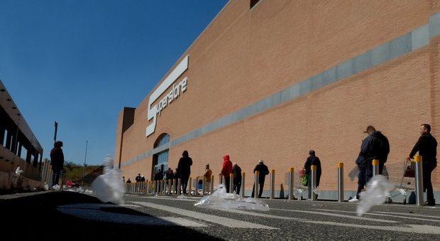 Coronavirus Roma, supermercati aperti nei festivi: minacce di sciopero bianco