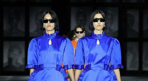 Gucci, gemelli in passerella a Milano: il significato della sfilata (e quando era stato già fatto)