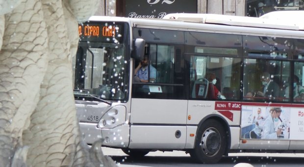 Atac, niente controllori, così sui bus si viaggia gratis: «Boom di ticket evasi»