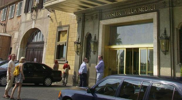 Roma, furto all'Hotel Hassler: si finge tecnico e ruba gioielli per 200mila euro