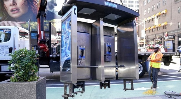 New York, rimossa l'ultima cabina telefonica pubblica: sarà esposta in un museo