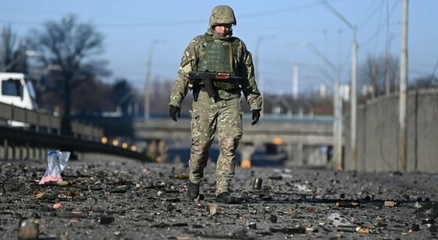 Ucraina, l'incubo dei soldati russi: «Al fronte con armi della seconda guerra mondiale, senza cibo nè acqua»