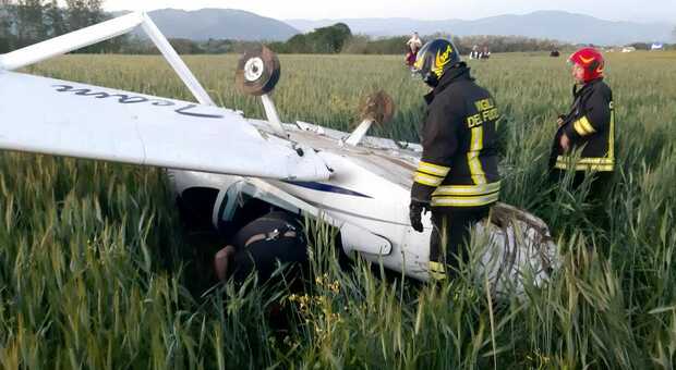 Ultraleggeri precipitano vicino Roma, feriti piloti dell'Aeronautica marito e moglie: lui è in codice rosso