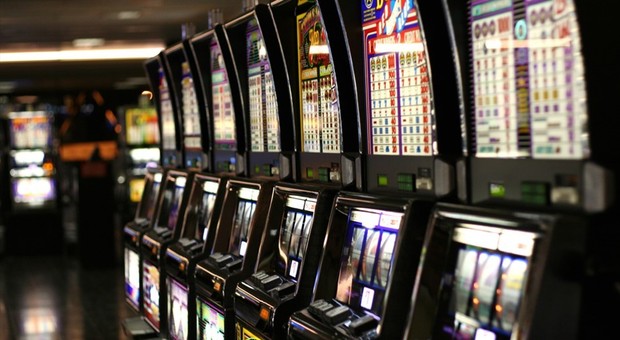 Roma capitale del gioco d'azzardo, Raggi firma l'ordinanza anti-slot: limiti orari anche nei giorni festivi