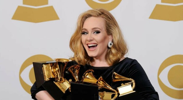 Adele, il nuovo album "30" è il più venduto del 2021 negli Stati Uniti: il record in 4 giorni