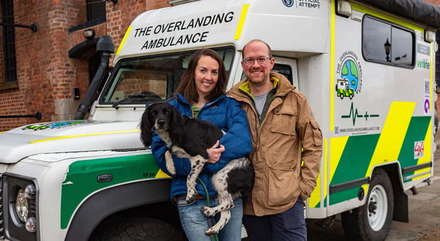Coppia di veterinari compra ambulanza su ebay e parte in giro per il mondo con il loro cane
