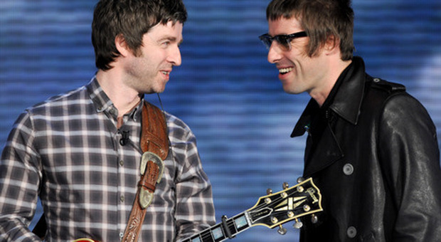 Oasis, un brano inedito sarà pubblicato a mezzanotte: prove di reunion?