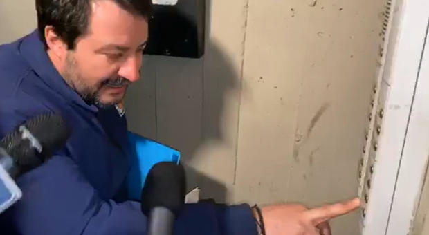 Salvini citofona, il ragazzo si difende: «Non spaccio». L'ira di Tunisi. «Nessun rispetto»