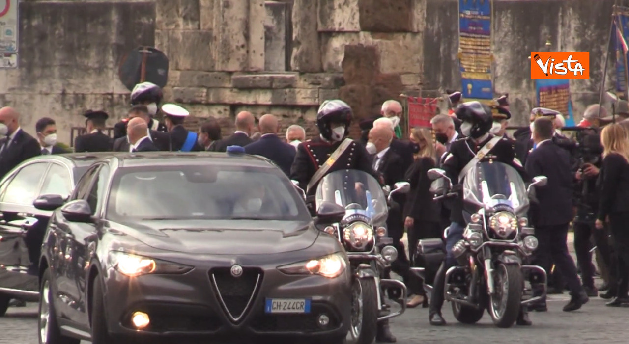 25 aprile, Mattarella lascia Piazza Venezia tra gli applausi al termine della cerimonia